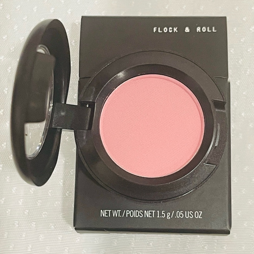 🔥🥰HOST PICK 🔥🥰MAC EYESHADOW FLOCK AND ROLL BRAND NEW IN BOX - Picture 2 of 3